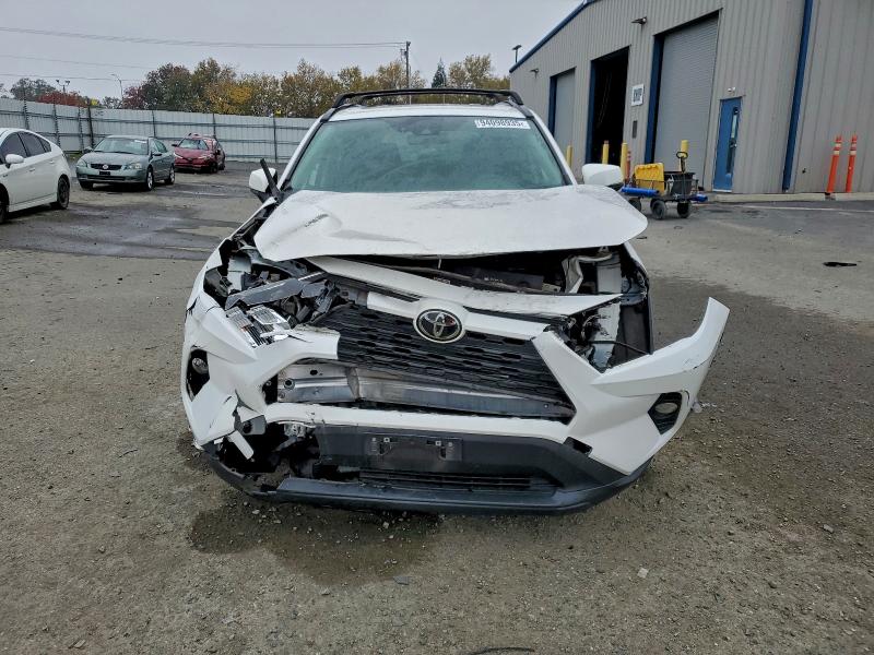 JTMP1RFV8LD060348 - 2020 TOYOTA RAV4 XLE WHITE photo 5