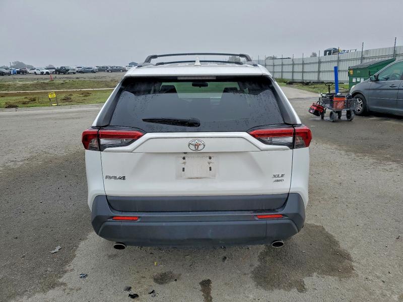 JTMP1RFV8LD060348 - 2020 TOYOTA RAV4 XLE WHITE photo 6