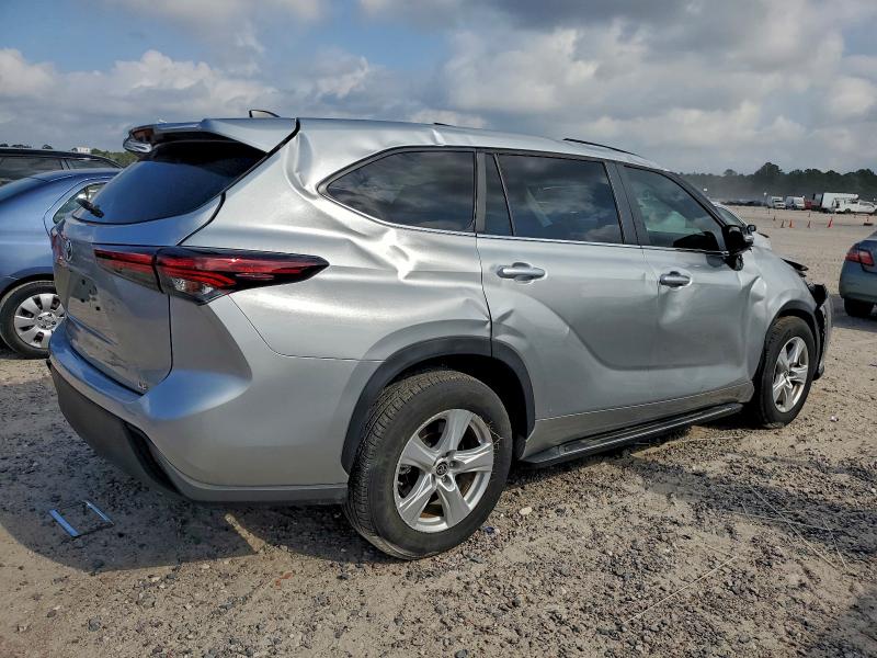 5TDKDRAH7RS051155 - 2024 TOYOTA HIGHLANDER LE ვერცხლისფერი ფოტო 3