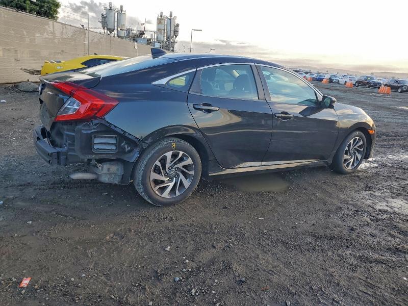 2HGFC2F74JH527829 - 2018 HONDA CIVIC EX GRAY photo 3