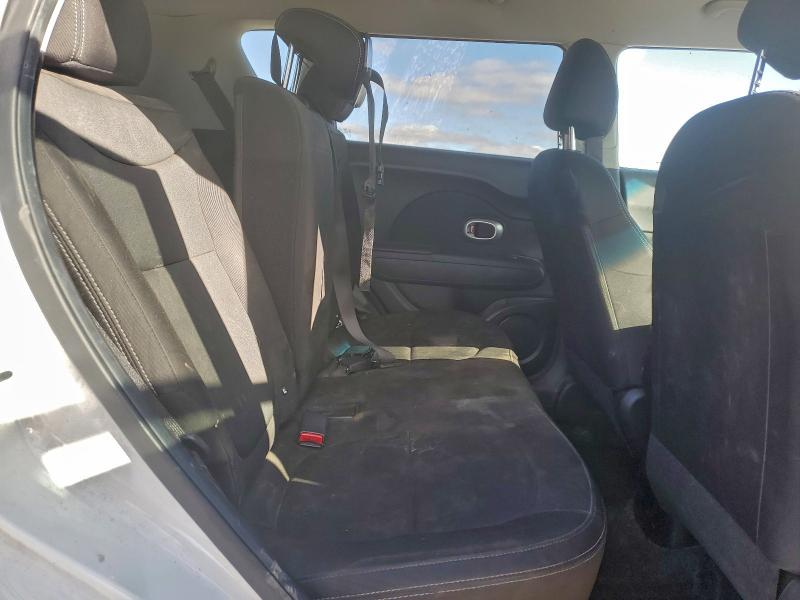 KNDJN2A26J7605652 - 2018 KIA SOUL 白色 照片 10