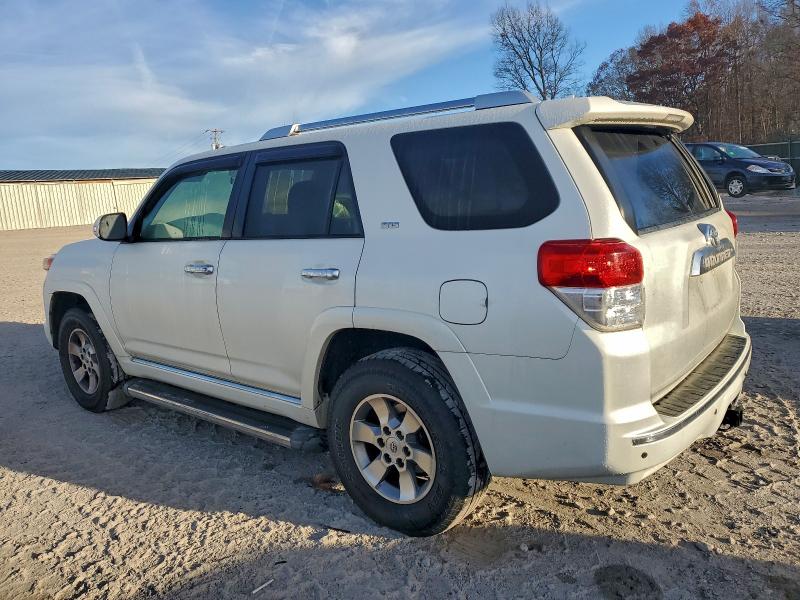 JTEBU5JR4B5037996 - 2011 TOYOTA 4RUNNER SR5 WHITE photo 2