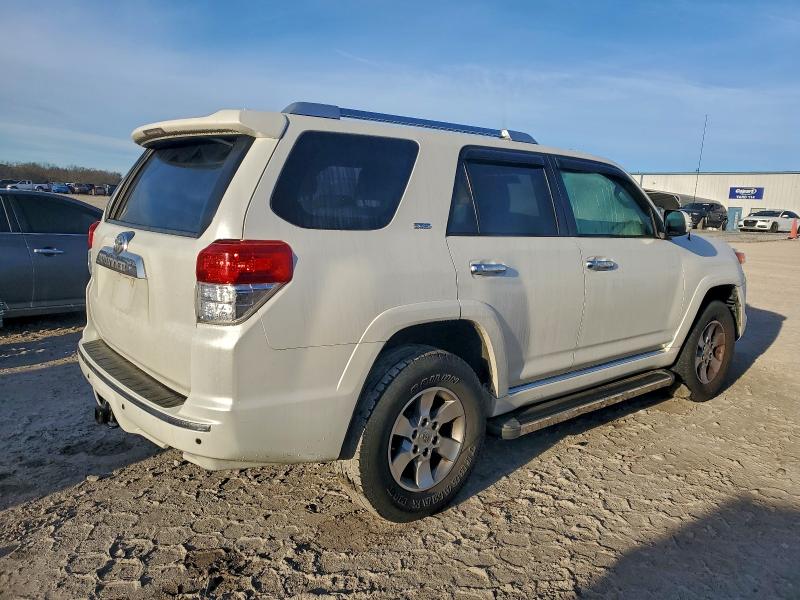 JTEBU5JR4B5037996 - 2011 TOYOTA 4RUNNER SR5 WHITE photo 3
