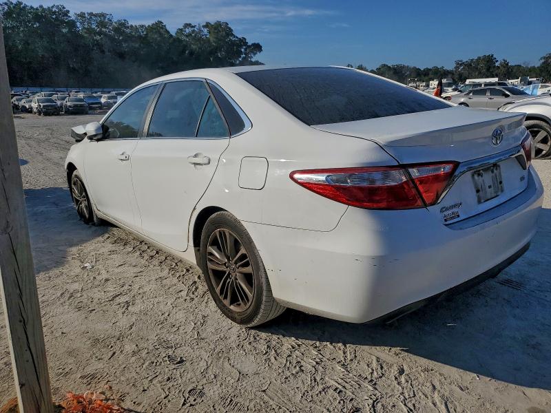4T1BF1FK2GU139938 - 2016 TOYOTA CAMRY LE WHITE photo 2