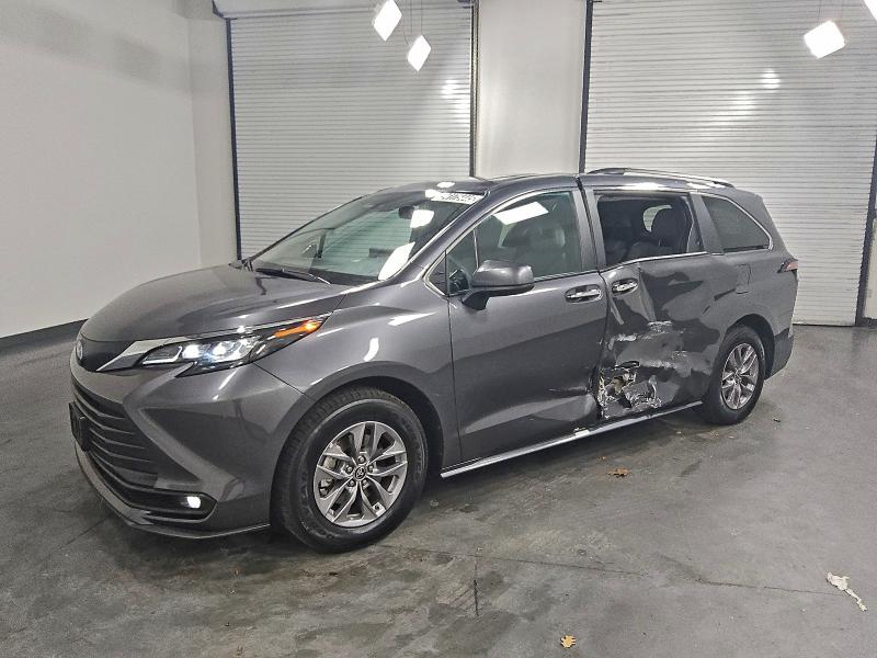 2025 TOYOTA SIENNA XLE, 
