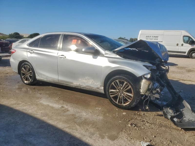 4T1BF1FK8HU634677 - 2017 TOYOTA CAMRY LE ვერცხლისფერი ფოტო 4