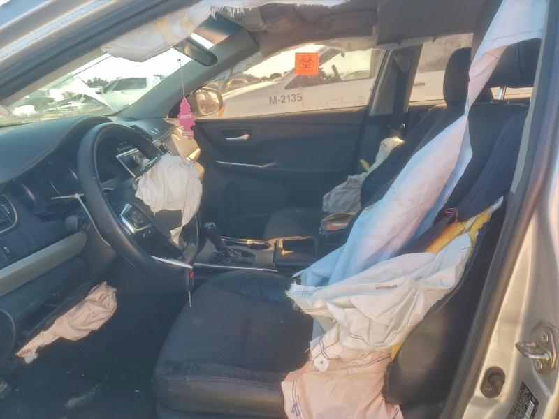 4T1BF1FK8HU634677 - 2017 TOYOTA CAMRY LE ვერცხლისფერი ფოტო 7