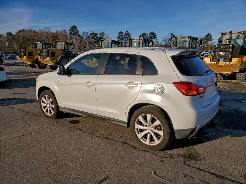 4A4AP3AU9DE013107 - 2013 MITSUBISHI OUTLANDER ES WHITE photo 2