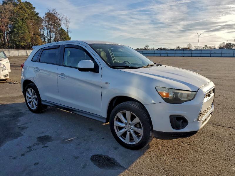 4A4AP3AU9DE013107 - 2013 MITSUBISHI OUTLANDER ES WHITE photo 4