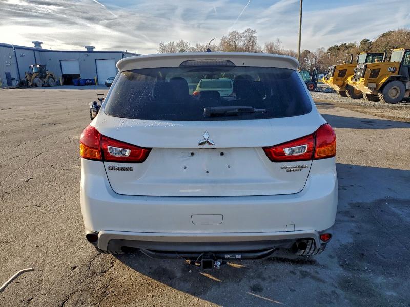 4A4AP3AU9DE013107 - 2013 MITSUBISHI OUTLANDER ES WHITE photo 6