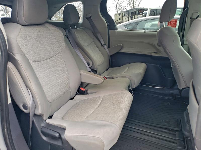 5TDKRKEC6PS166477 - 2023 TOYOTA SIENNA LE ნაცრისფერი ფოტო 10