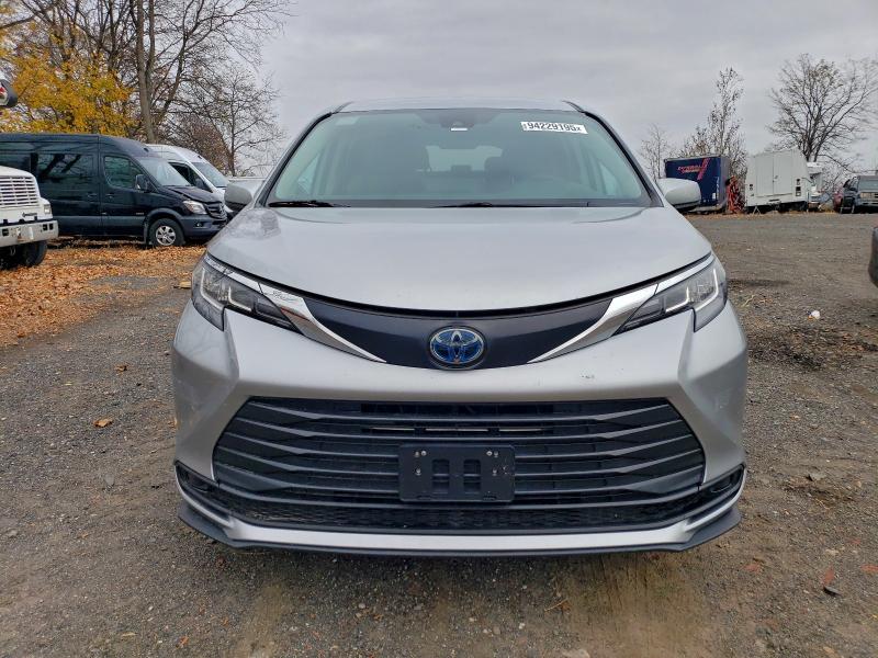 5TDKRKEC6PS166477 - 2023 TOYOTA SIENNA LE ნაცრისფერი ფოტო 5