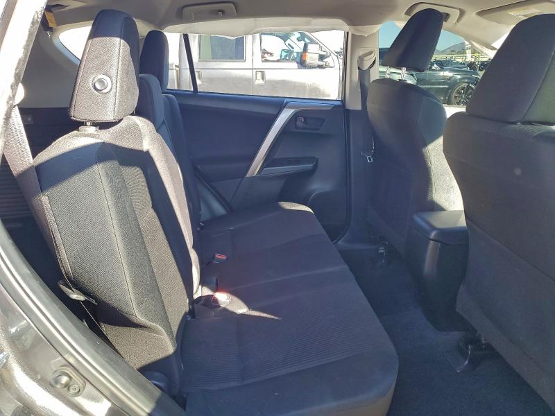 JTMBFREV7JJ256227 - 2018 TOYOTA RAV4 LE ნაცრისფერი ფოტო 11