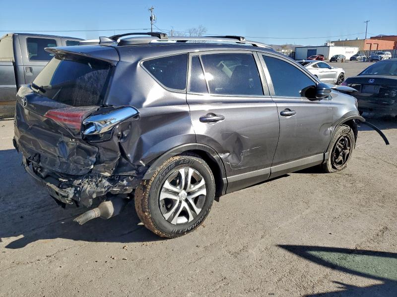 JTMBFREV7JJ256227 - 2018 TOYOTA RAV4 LE ნაცრისფერი ფოტო 3