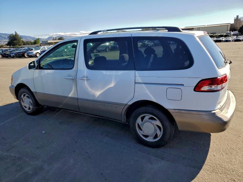 4T3ZF13C62U453958 - 2002 TOYOTA SIENNA LE WHITE photo 2