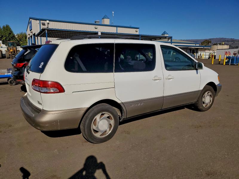 4T3ZF13C62U453958 - 2002 TOYOTA SIENNA LE WHITE photo 3