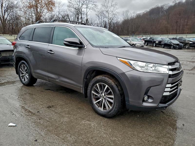 5TDJZRFH1JS555601 - 2018 TOYOTA HIGHLANDER SE Gris photo 4