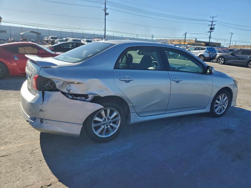 1NXBU4EE5AZ231975 - 2010 TOYOTA COROLLA BASE فضي صورة 3