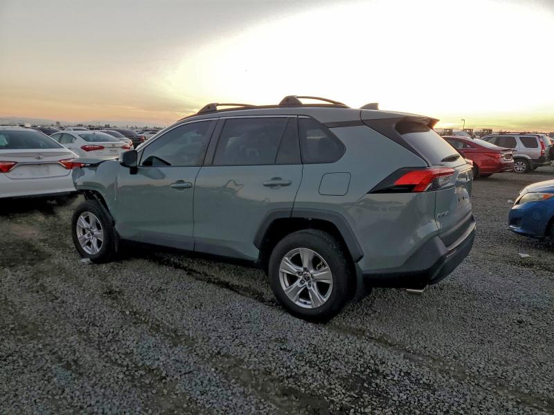 2T3W1RFV3MW166190 - 2021 TOYOTA RAV4 XLE GRAY photo 2