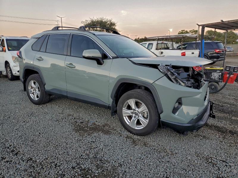 2T3W1RFV3MW166190 - 2021 TOYOTA RAV4 XLE GRAY photo 4