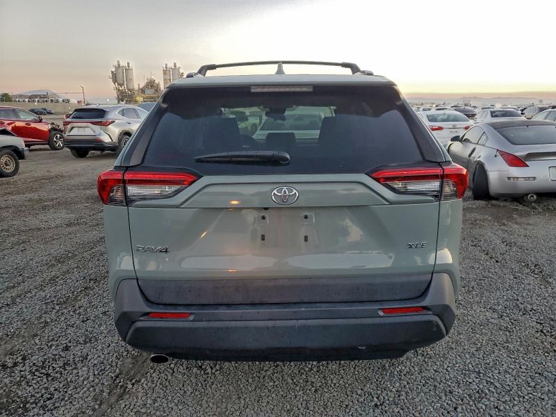 2T3W1RFV3MW166190 - 2021 TOYOTA RAV4 XLE GRAY photo 6