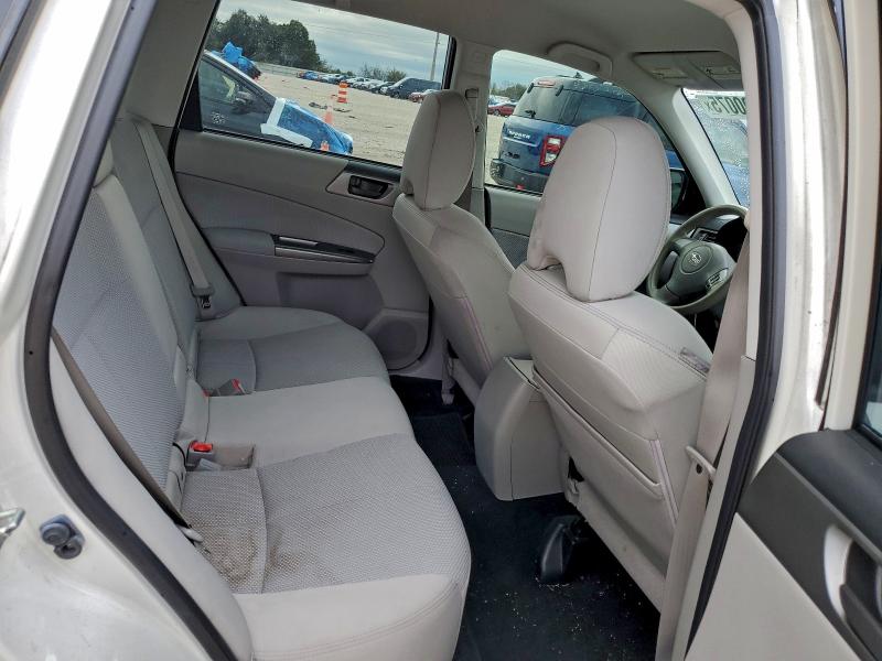 JF2SHABC1CH403295 - 2012 SUBARU FORESTER 2.5X WHITE photo 11