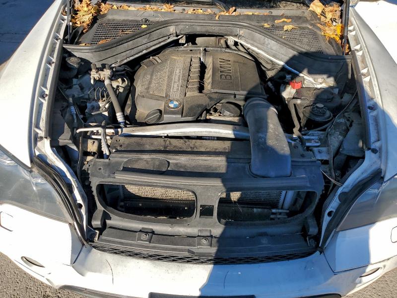 5UXZV4C52BL402531 - 2011 BMW X5 XDRIVE35I WHITE photo 12