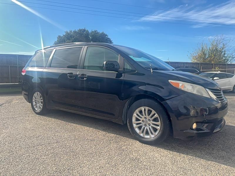 2011 TOYOTA SIENNA XLE, 