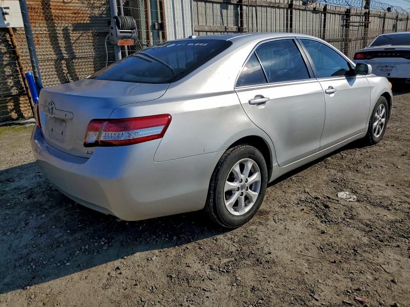 4T1BF3EK0BU621992 - 2011 TOYOTA CAMRY BASE SILVER photo 3