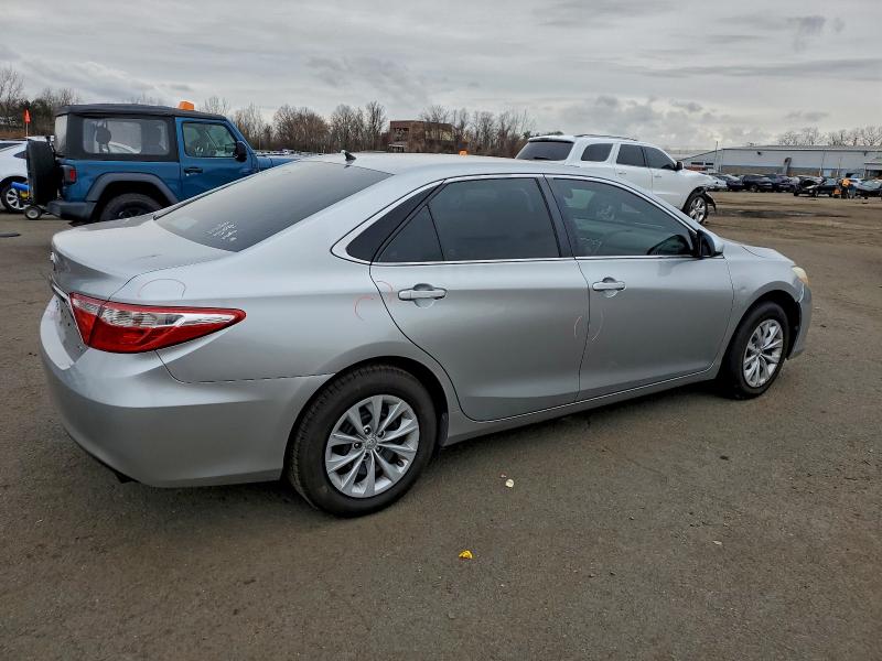 4T4BF1FK5FR509011 - 2015 TOYOTA CAMRY LE 银色 照片 3