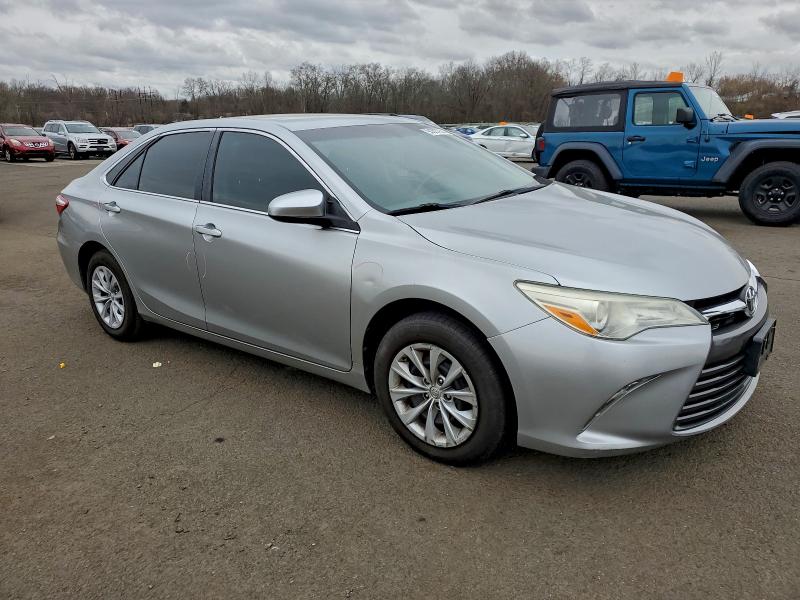 4T4BF1FK5FR509011 - 2015 TOYOTA CAMRY LE 银色 照片 4