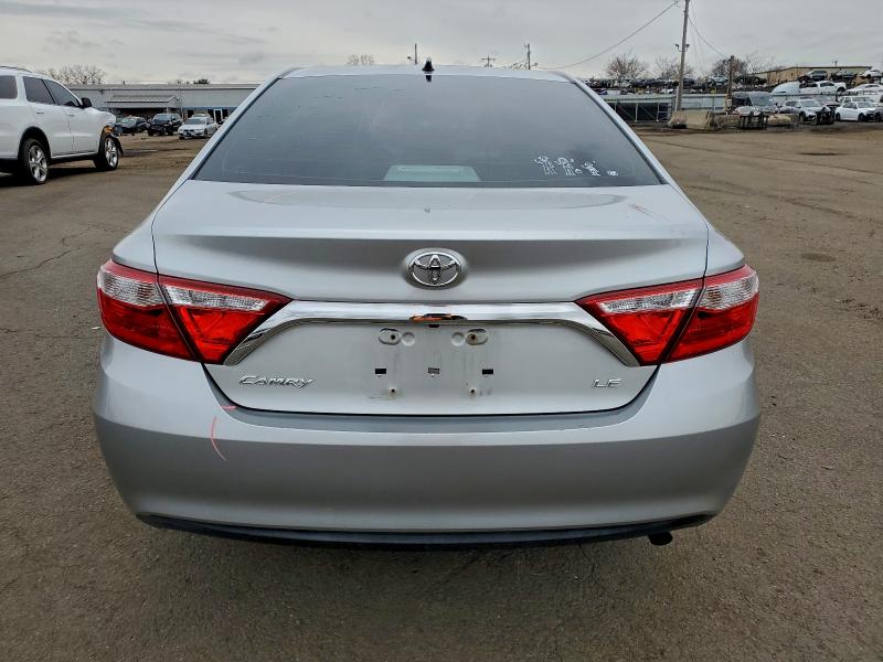 4T4BF1FK5FR509011 - 2015 TOYOTA CAMRY LE 银色 照片 6