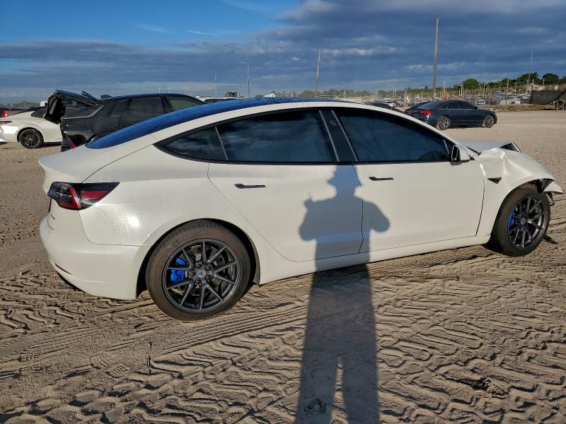 5YJ3E1EB4MF027630 - 2021 TESLA MODEL 3 Білий фото 3