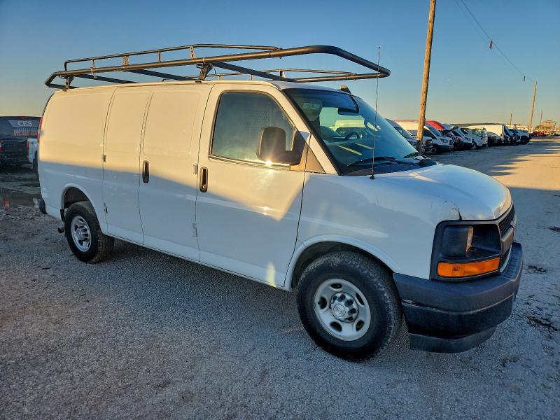 1GCWGAFG9H1165311 - 2017 CHEVROLET EXPRESS G2 WHITE photo 4