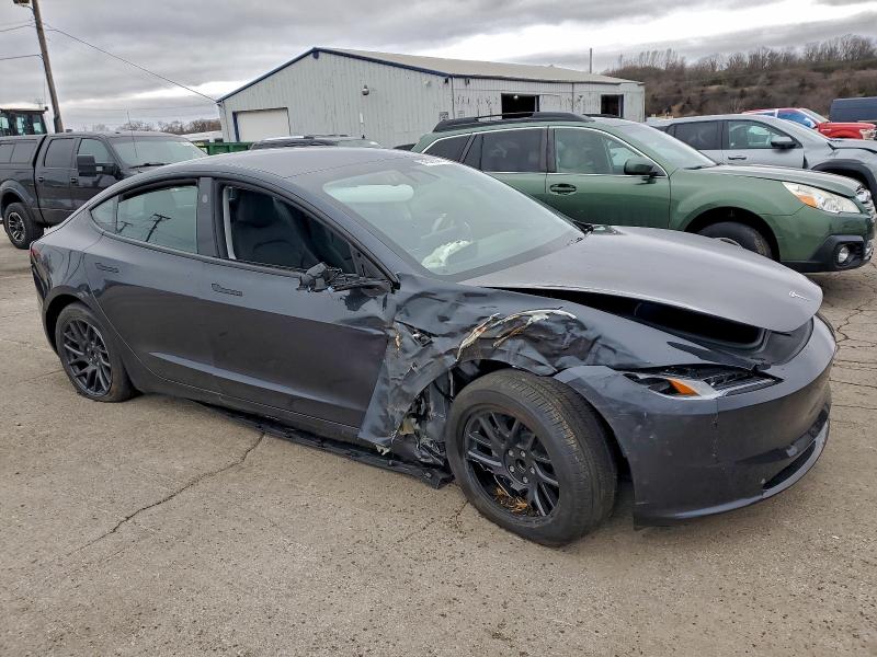 5YJ3E1EA2SF024360 - 2025 TESLA MODEL 3 BLACK photo 4