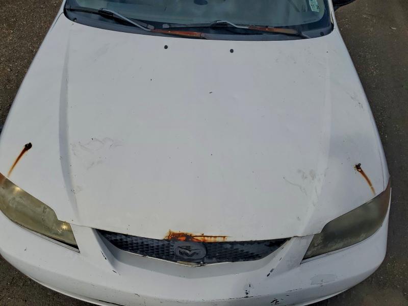 JM1BJ225521602092 - 2002 MAZDA PROTEGE DX WHITE photo 11