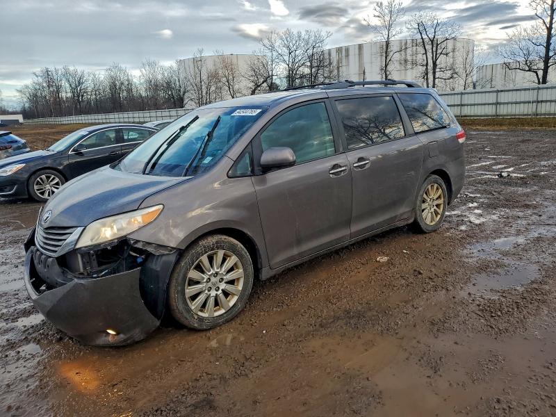 2013 TOYOTA SIENNA XLE, 