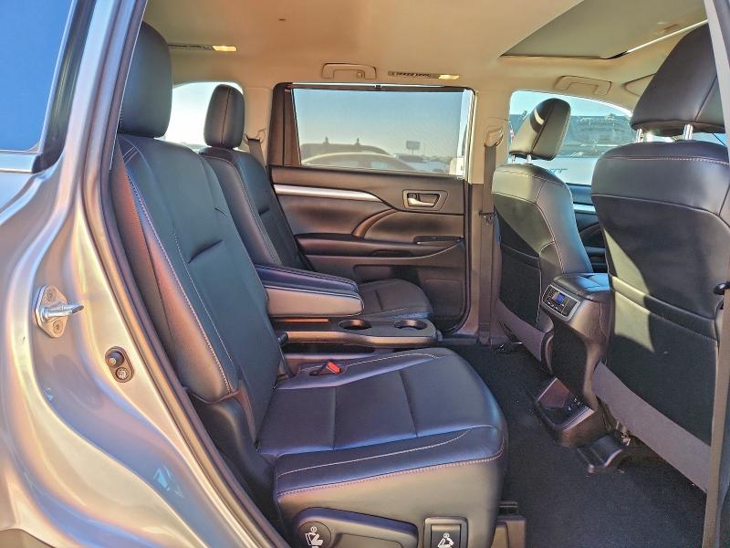 5TDJZRFHXJS850700 - 2018 TOYOTA HIGHLANDER SE Gümüş foto 11