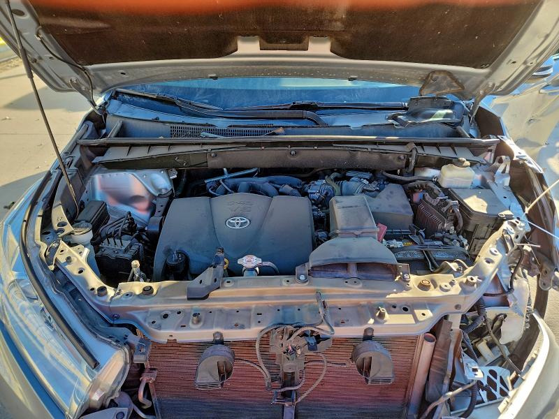 5TDJZRFHXJS850700 - 2018 TOYOTA HIGHLANDER SE Gümüş foto 12