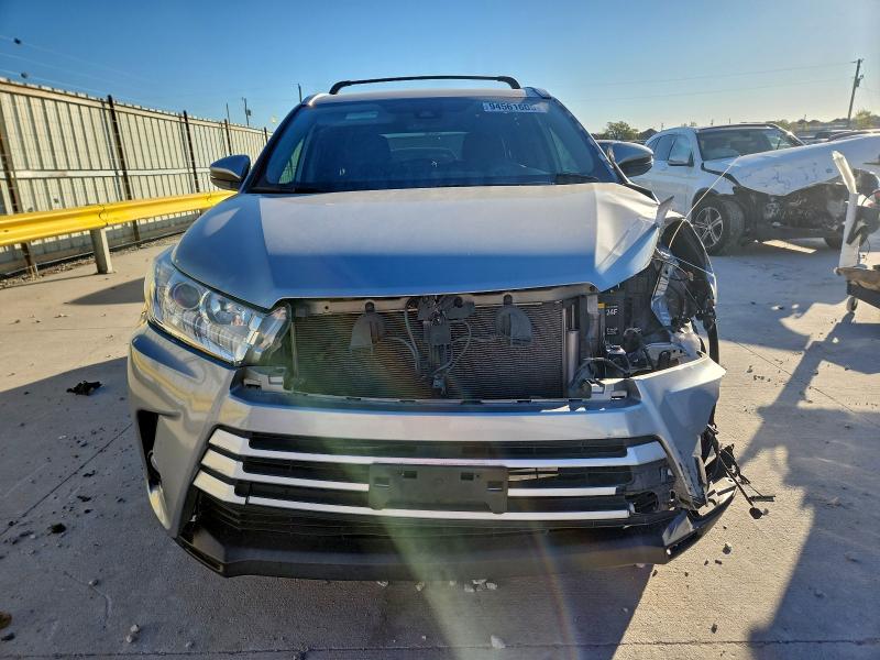 5TDJZRFHXJS850700 - 2018 TOYOTA HIGHLANDER SE Gümüş foto 5