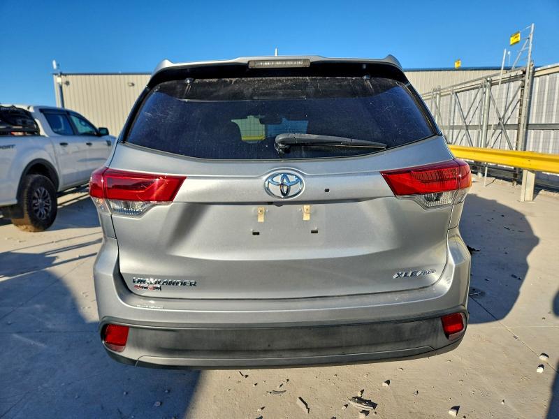 5TDJZRFHXJS850700 - 2018 TOYOTA HIGHLANDER SE Gümüş foto 6