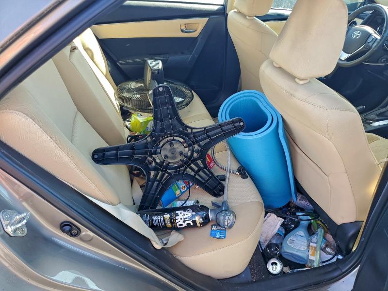 5YFBURHEXJP738526 - 2018 TOYOTA COROLLA L أسمر صورة 10