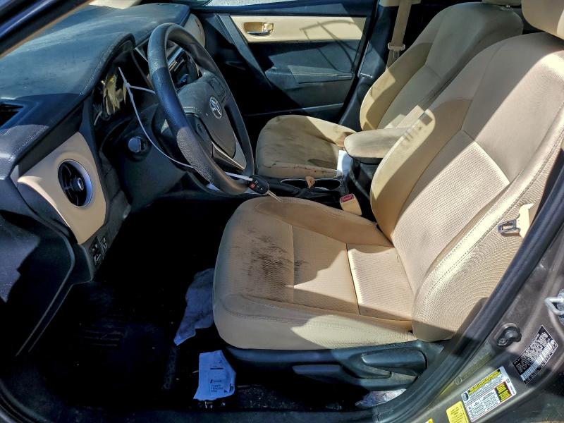 5YFBURHEXJP738526 - 2018 TOYOTA COROLLA L أسمر صورة 7