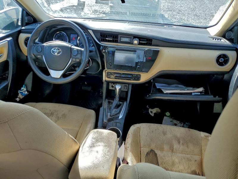 5YFBURHEXJP738526 - 2018 TOYOTA COROLLA L أسمر صورة 8