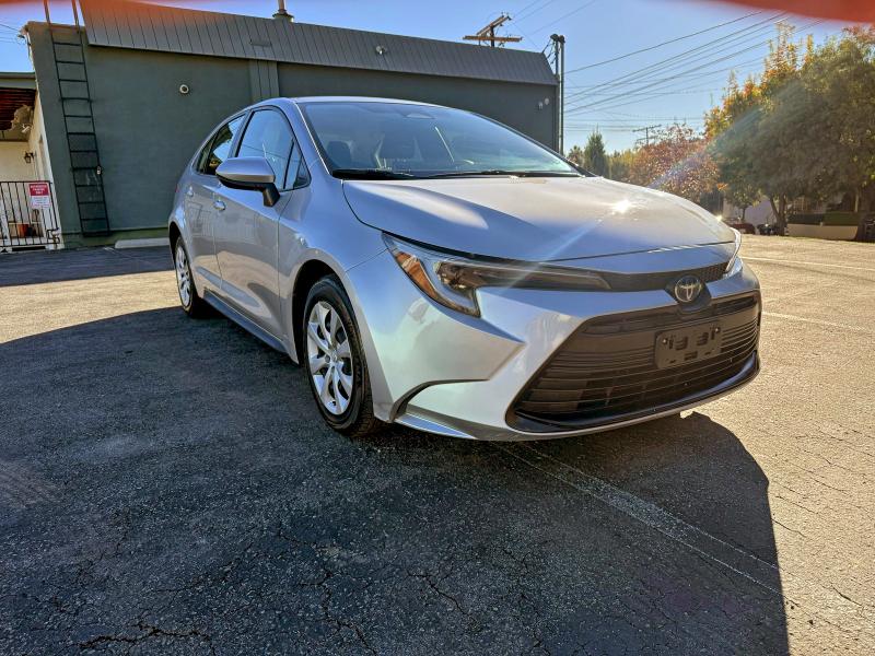 JTDBCMFE6PJ009140 - 2023 TOYOTA COROLLA LE ვერცხლისფერი ფოტო 2