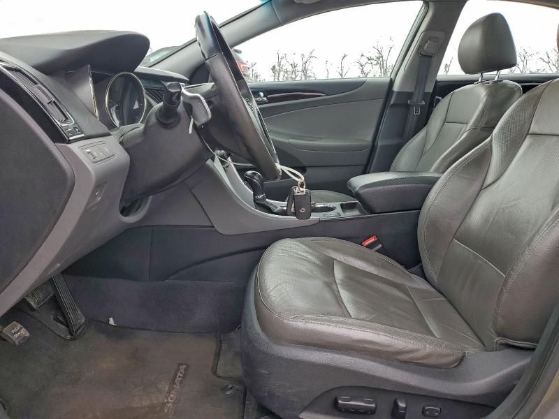 5NPEC4AB0DH559609 - 2013 HYUNDAI SONATA SE 灰色 照片 7