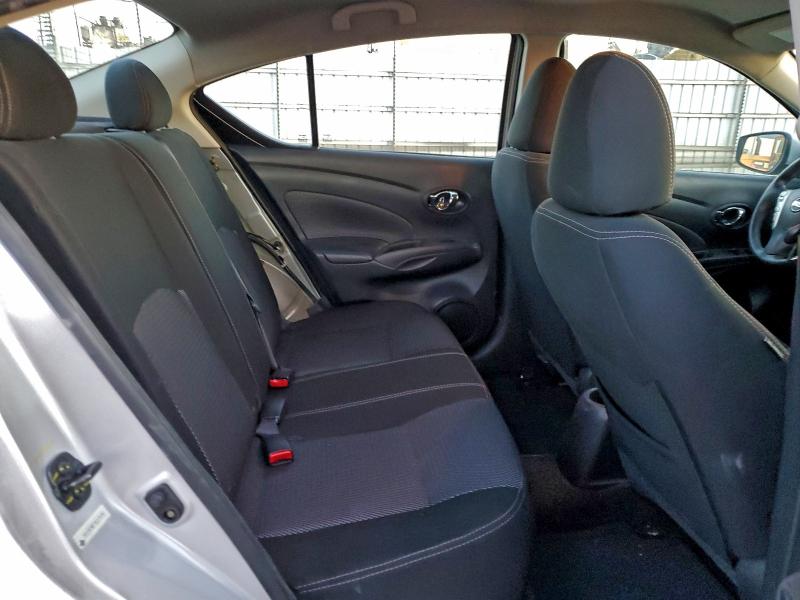 3N1CN7AP7KL879797 - 2019 NISSAN VERSA S 银色 照片 10