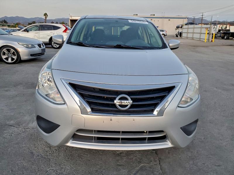 3N1CN7AP7KL879797 - 2019 NISSAN VERSA S 银色 照片 5