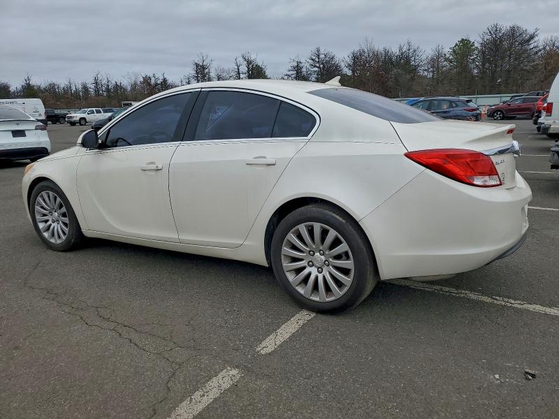 2G4GR5EK0C9156122 - 2012 BUICK REGAL WHITE photo 2