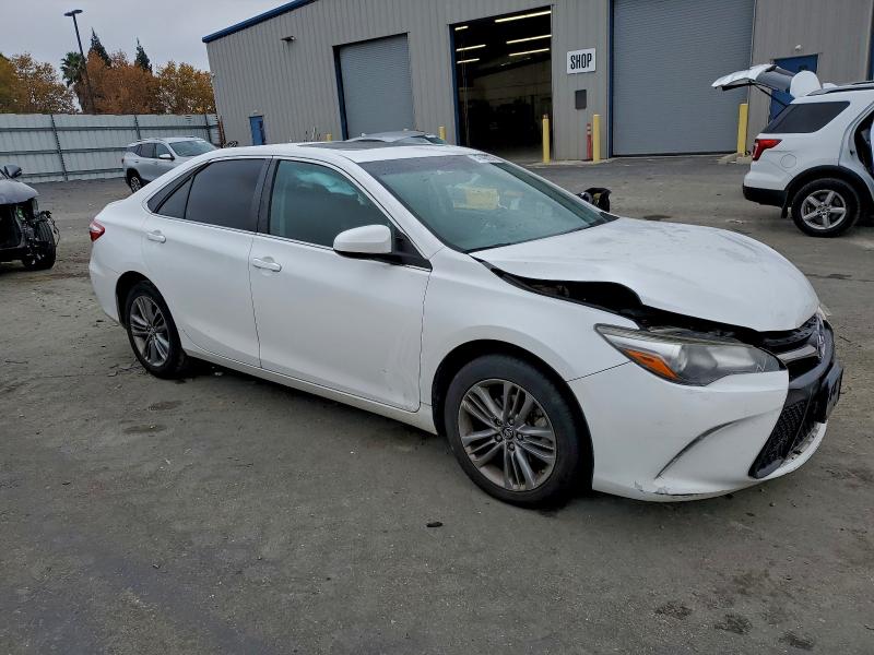 4T1BF1FK2HU424785 - 2017 TOYOTA CAMRY LE Blanc photo 4
